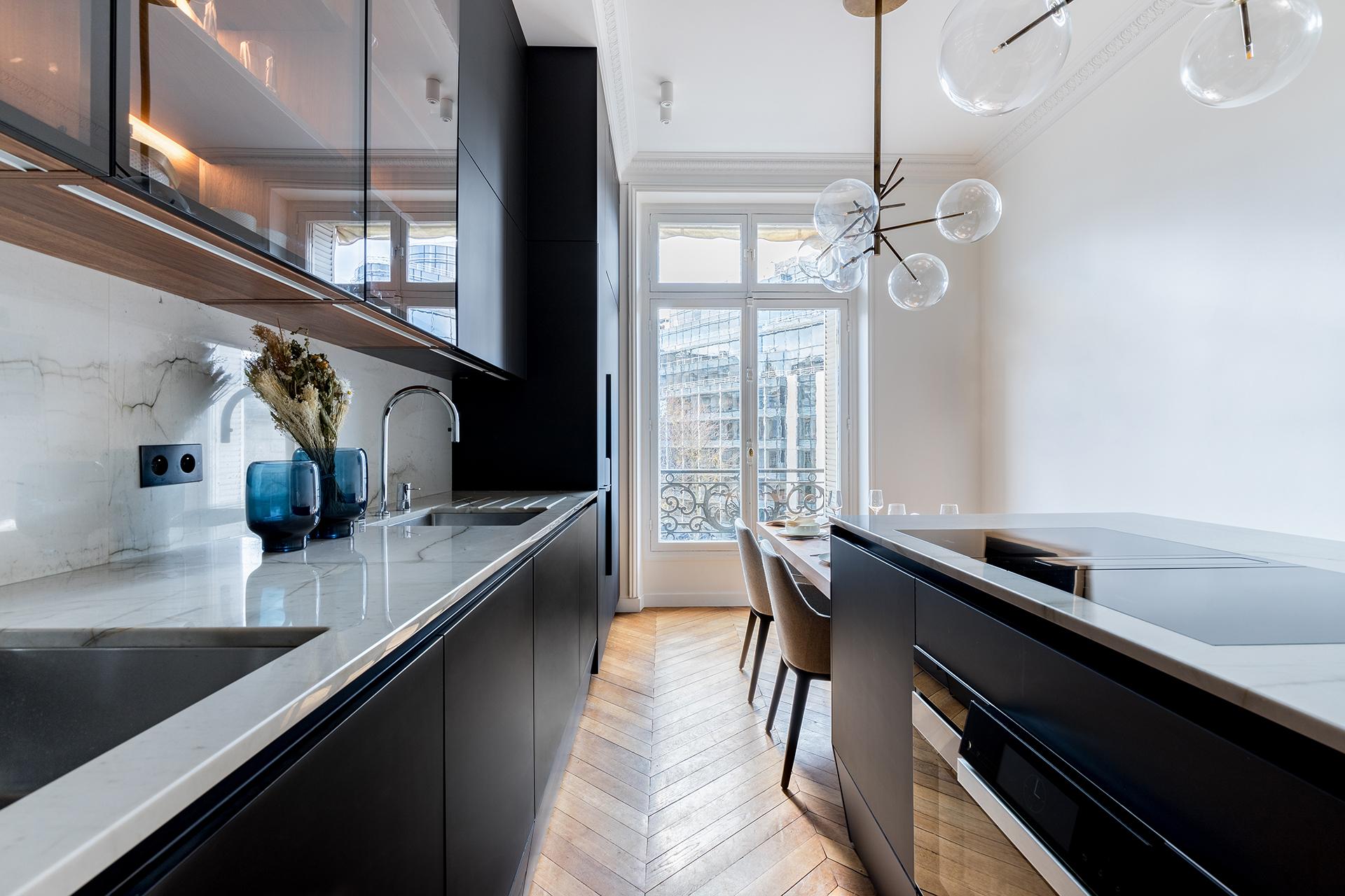 Moderne keuken met marmeren werkblad en visgraatvloer